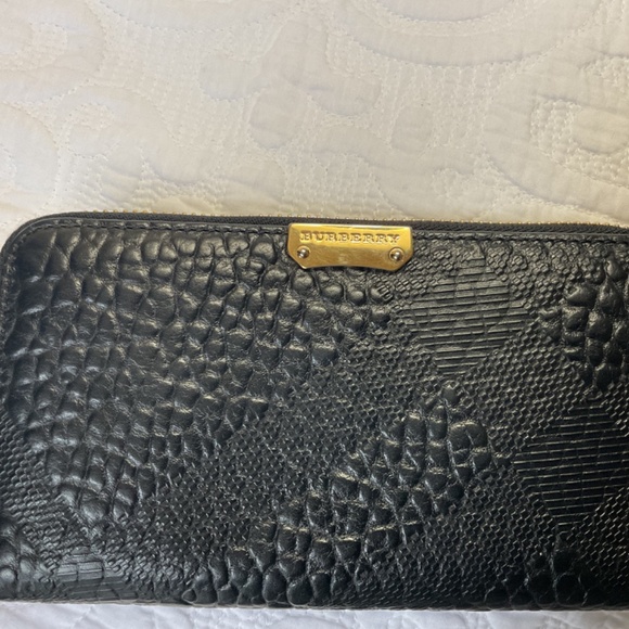 Burberry Embossed Check Signature wallet - Picture 3 of 16